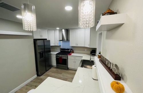 Central Escondido Casa | New! Stylish Home, 4TVs, 5min to Dwntwn! Pets ok!
