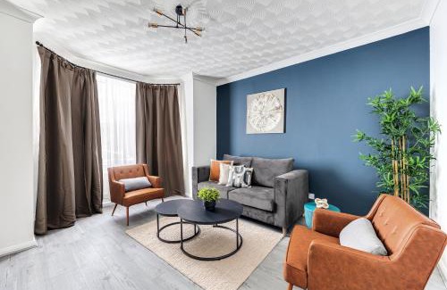 Bedford Apartamento | NEW! Stylish home I Perfect for groups I Parking