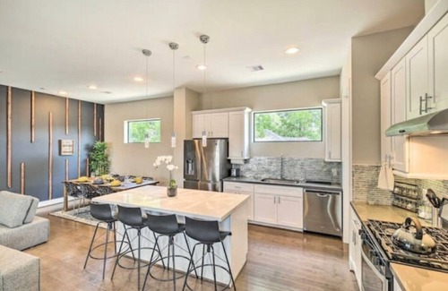 Northside Casa | NEW! Stylish Houston Townhome ~ 3 Mi to Downtown!