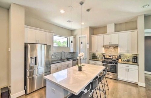 Northside Casa | NEW! Stylish Houston Townhome ~ 3 Mi to Downtown!