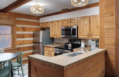 Bryson City Cabina | NEW Stylish Log Cabin w/Hot Tub, Views, Firepit in the Nantahala Forest!