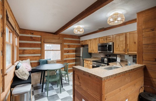 Bryson City Cabina | NEW Stylish Log Cabin w/Hot Tub, Views, Firepit in the Nantahala Forest!