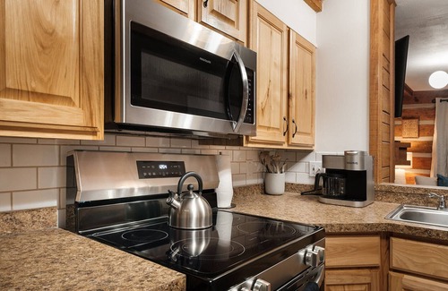 Bryson City Cabina | NEW Stylish Log Cabin w/Hot Tub, Views, Firepit in the Nantahala Forest!