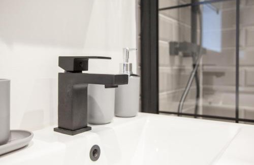Manchester Apartamento | New! Stylish & Modern Home With Free Parking! Book Now!