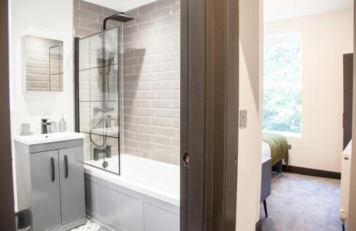Manchester Apartamento | New! Stylish & Modern Home With Free Parking! Book Now!