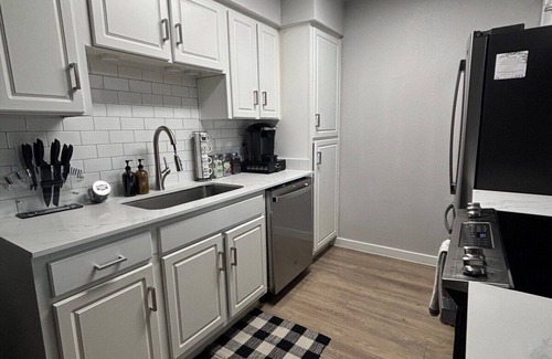 South Lamar Apartamento | NEW Stylish SoLa Oasis - Pool View, Gym+ Office