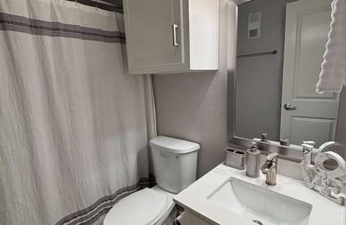 South Lamar Apartamento | NEW Stylish SoLa Oasis - Pool View, Gym+ Office