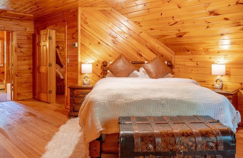 Bethel Casa | NEW: Stylish Super Private Log Home near State Park in Bethel