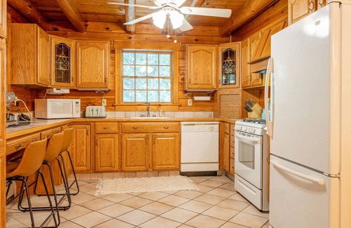 Bethel Casa | NEW: Stylish Super Private Log Home near State Park in Bethel