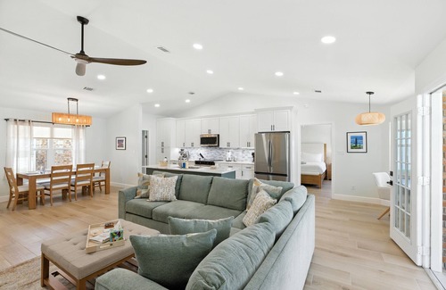 Gulf Breeze Casa | NEW! Driftwood Dreamer Retreat Near Pensacola Beach