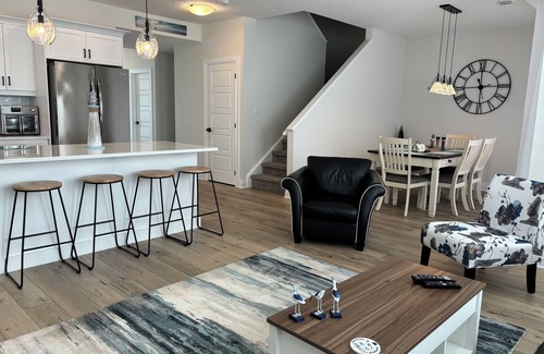 Port Stanley Casa | NEW! Sunnyside Beach Cottage in Kokomo! Kayaks, SUP Boards, Bikes and wagons.