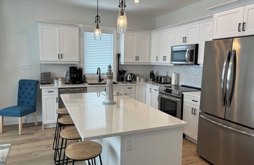 Port Stanley Casa | NEW! Sunnyside Beach Cottage in Kokomo! Kayaks, SUP Boards, Bikes and wagons.