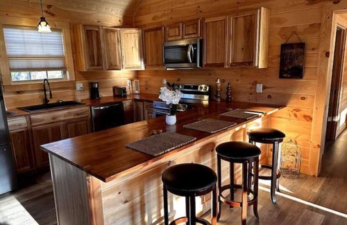 Jonesborough Cabina | NEW- Sunset Bliss, cozy 1 bedroom, 1 loft cabin in the heart of Jonesborough