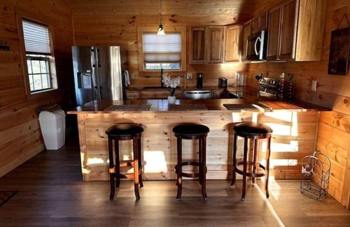 Jonesborough Cabina | NEW- Sunset Bliss, cozy 1 bedroom, 1 loft cabin in the heart of Jonesborough