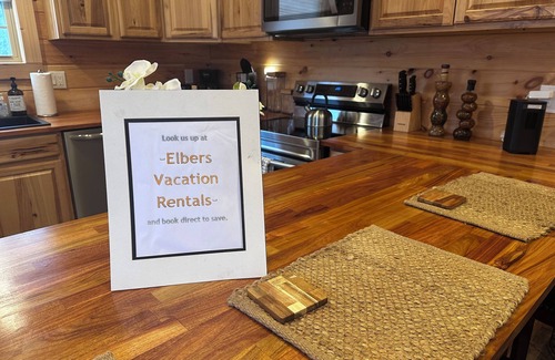 Jonesborough Cabina | NEW- Sunset Bliss, cozy 1 bedroom, 1 loft cabin in the heart of Jonesborough