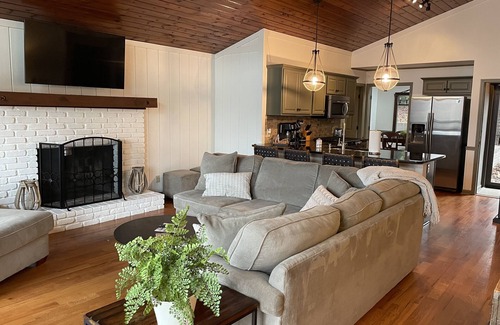 Gainesville Cabaña | New! Sunset Cove - Lake Lanier - Cozy Cottage, Amazing Views, Deep Water Dock