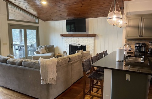 Gainesville Cabaña | New! Sunset Cove - Lake Lanier - Cozy Cottage, Amazing Views, Deep Water Dock