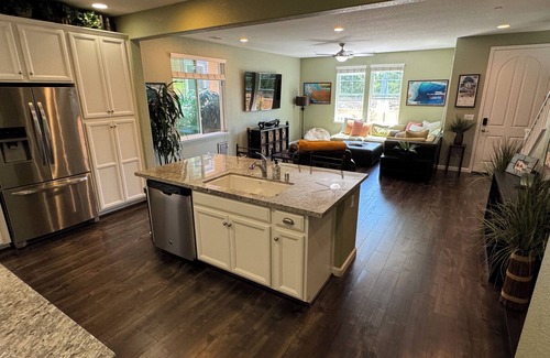 East Roseville Parkway Casa | NEW - Sutter Roseville 1.1 mile Kaiser Permanente 1.2 Mile - Gated Luxury Rental