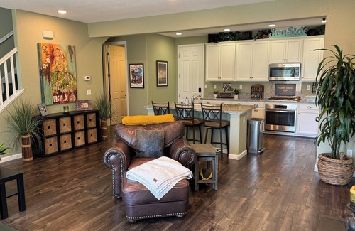 East Roseville Parkway Casa | NEW - Sutter Roseville 1.1 mile Kaiser Permanente 1.2 Mile - Gated Luxury Rental