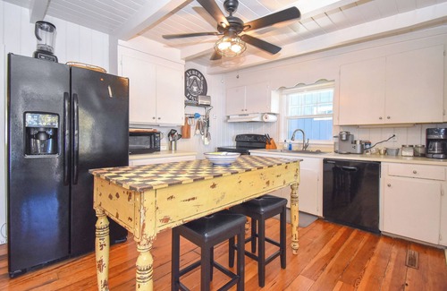 Eclectic Cabina | New! Sweet Retreat by Big Fish Real Estate Group at Lake Martin