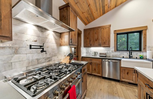 North Upper Truckee Cabina | New Tahoe Mountain Retreat, Pool Table, Near Lake and Trails, Weber BBQ, Pets Welcome