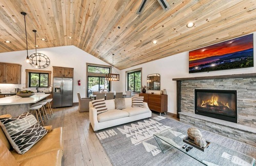 North Upper Truckee Cabina | New Tahoe Mountain Retreat, Pool Table, Near Lake and Trails, Weber BBQ, Pets Welcome