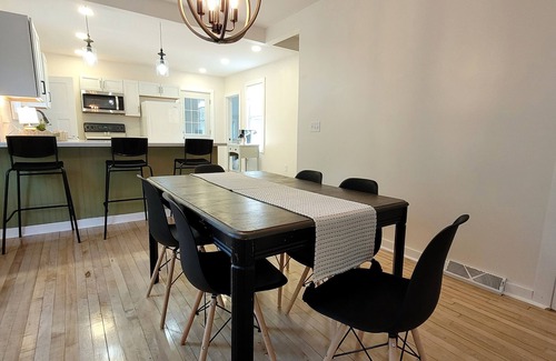 Calumet Casa | New! Tasteful, fresh 3BR on quiet street in Calumet