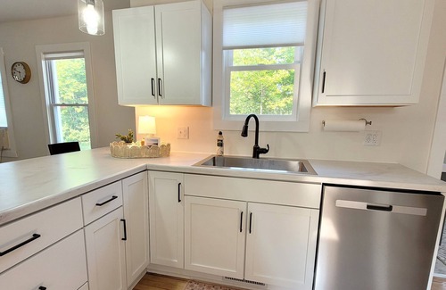 Calumet Casa | New! Tasteful, fresh 3BR on quiet street in Calumet