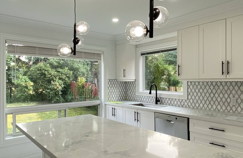 Whitby Casa | New tastefully renovated home-Modern kitchen-Large Ensuites-Central location