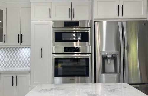 Whitby Casa | New tastefully renovated home-Modern kitchen-Large Ensuites-Central location