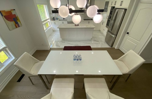 Whitby Casa | New tastefully renovated home-Modern kitchen-Large Ensuites-Central location