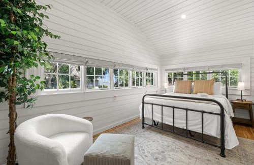 Hyde Park Apartamento | NEW! The Adaline Room #9 - Updated Hyde Park Penthouse, Steps to Bayshore