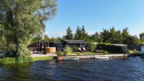 Baambrugse Zuwe Apartamento | New- The Cabana- With Sauna and Hot Tub, on a lake near Amsterdam