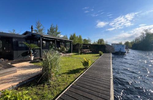 Baambrugse Zuwe Apartamento | New- The Cabana- With Sauna and Hot Tub, on a lake near Amsterdam