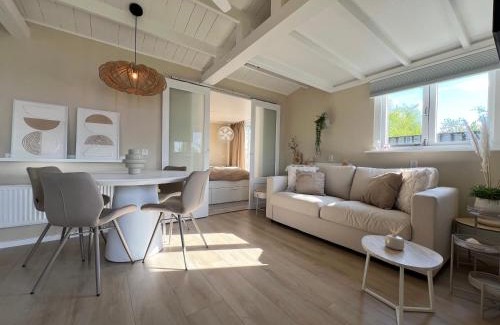 Baambrugse Zuwe Apartamento | New- The Cabana- With Sauna and Hot Tub, on a lake near Amsterdam