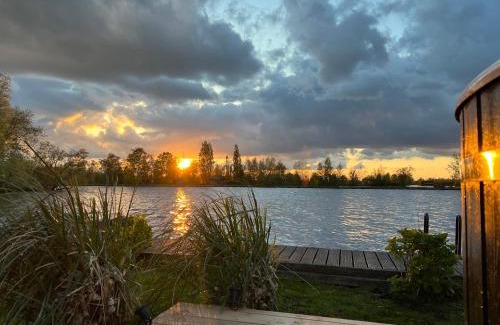 Baambrugse Zuwe Apartamento | New- The Cabana- With Sauna and Hot Tub, on a lake near Amsterdam