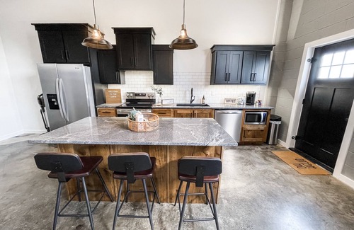 Mountain Home Apartamento | NEW! The Lofts - Industrial/modern loft within walking distance to downtown!