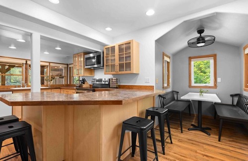Gold Bar Cabina | *NEW* The M house. Hot tub/Firepit/Patio dining