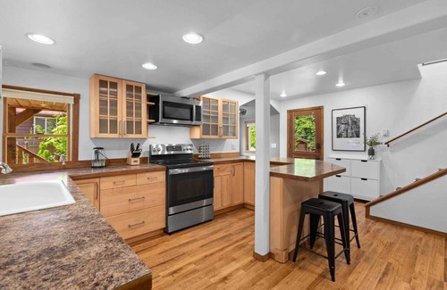Gold Bar Cabina | *NEW* The M house. Hot tub/Firepit/Patio dining