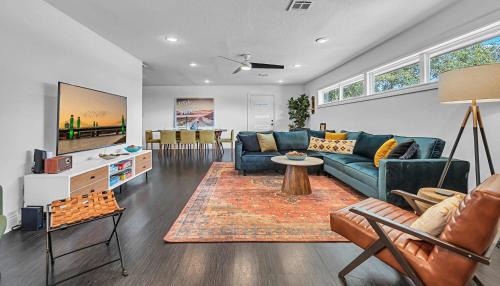 East Riverside Casa | New-The Mod Poppy Large home 10 minutes from it all