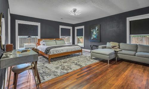 East Riverside Casa | New-The Mod Poppy Large home 10 minutes from it all