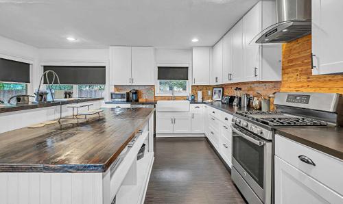 East Riverside Casa | New-The Mod Poppy Large home 10 minutes from it all