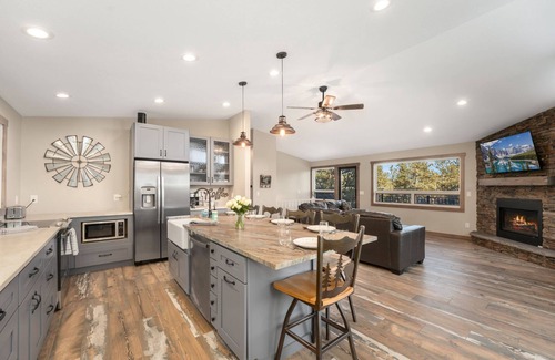 Pine Casa | New The Pine Getaway Lots of Room Hot Tub Views