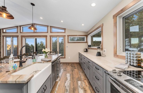 Pine Casa | New The Pine Getaway Lots of Room Hot Tub Views