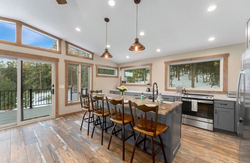 Pine Casa | New The Pine Getaway Lots of Room Hot Tub Views