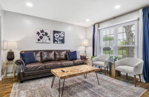South Arlington Casa | New! The Prairie House with Cowboy Pool & Fire Pit