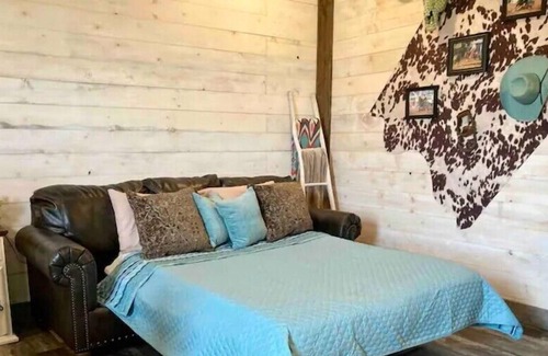 Fort Towson Cabina | ~New The Ranch Cabin on 80 acre horse ranch~Peaceful~ With Fishing Pond.