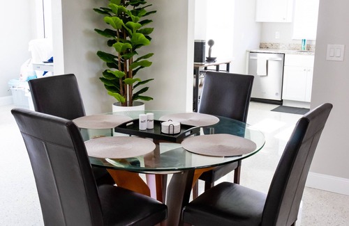 Anona Casa | NEW! The Seafoam Bungalow - close to beaches!