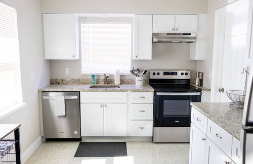 Anona Casa | NEW! The Seafoam Bungalow - close to beaches!