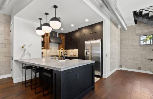 Hyde Park Casa | NEW! The Strata Barn - Luxury Hyde Park Townhome